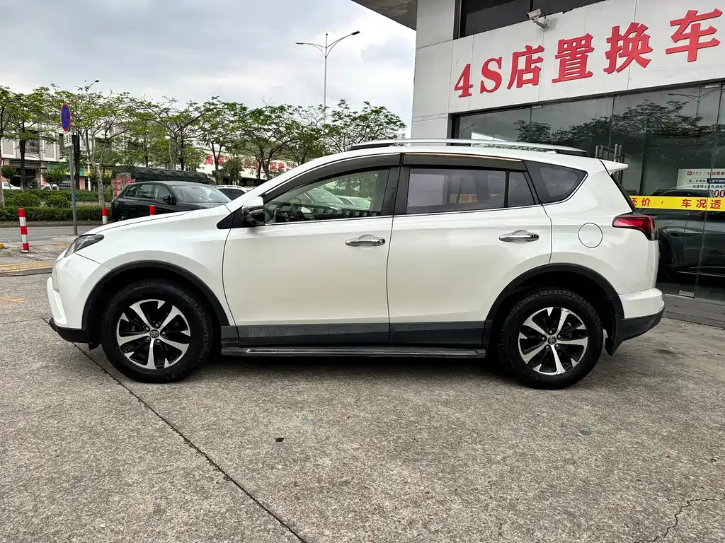 Toyota RAV4 2017 — фото 7