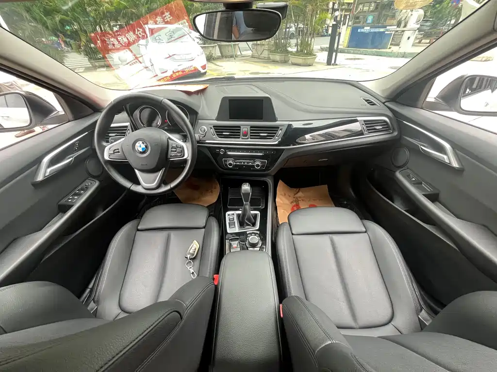 BMW 1 Series 2018 — фото 8