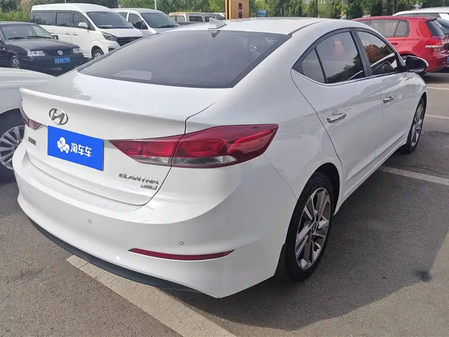 Hyundai Elantra 2019 — фото 3
