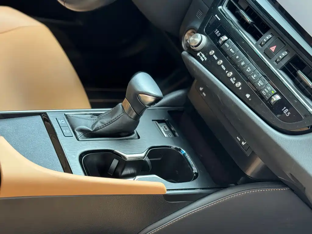 Lexus ES 2022 — фото 12