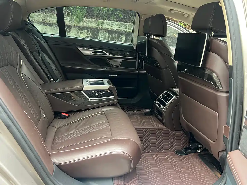 BMW 7 Series 2017 — фото 13