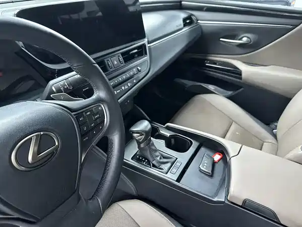 Lexus ES 2024