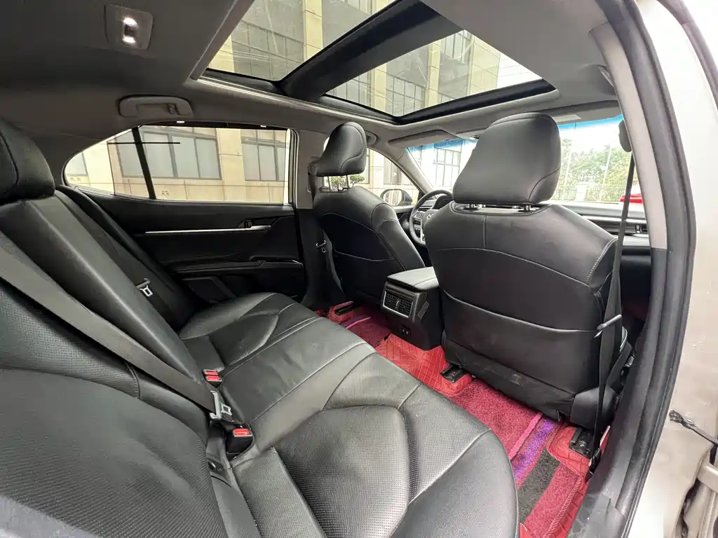 Toyota Camry 2018 — фото 10