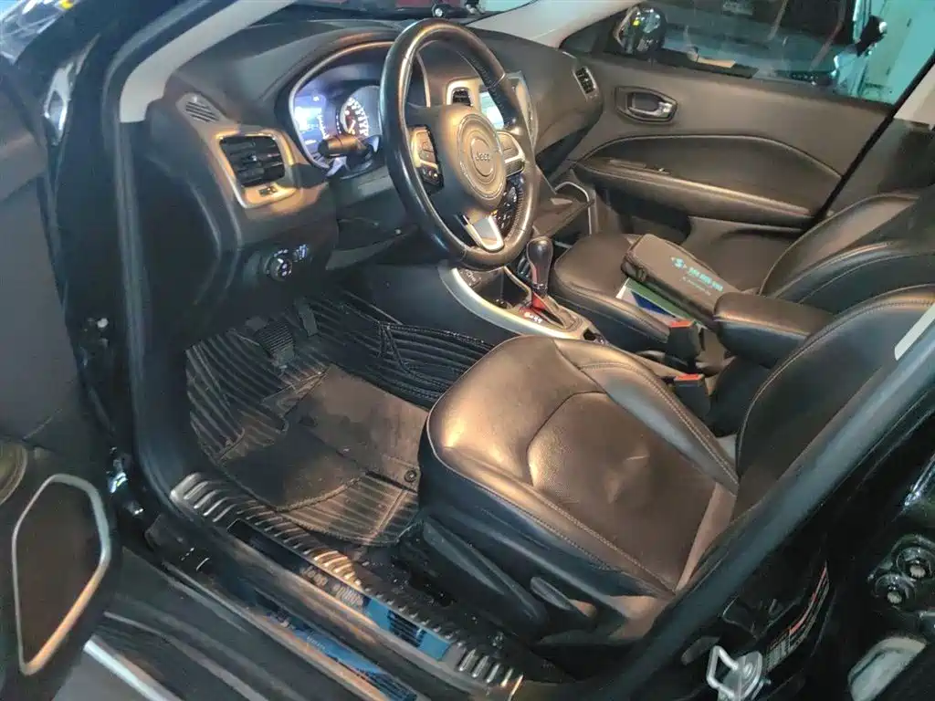 Jeep Compass 2018 — фото 13