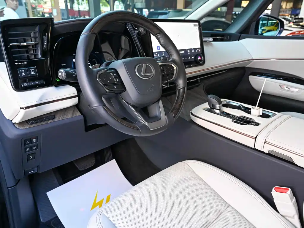Lexus LM 2024 — фото 11