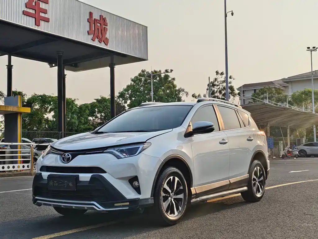 Toyota RAV4 2018 — фото 1