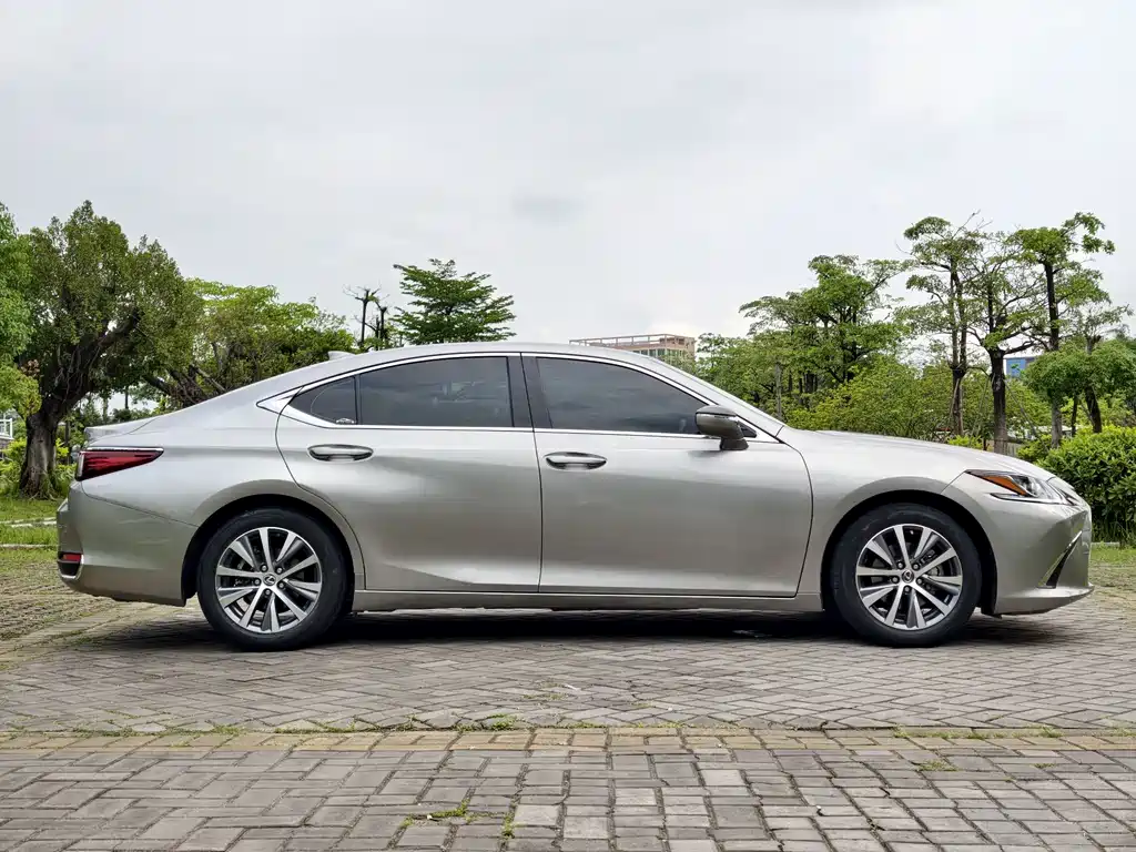 Lexus ES 2019 — фото 5