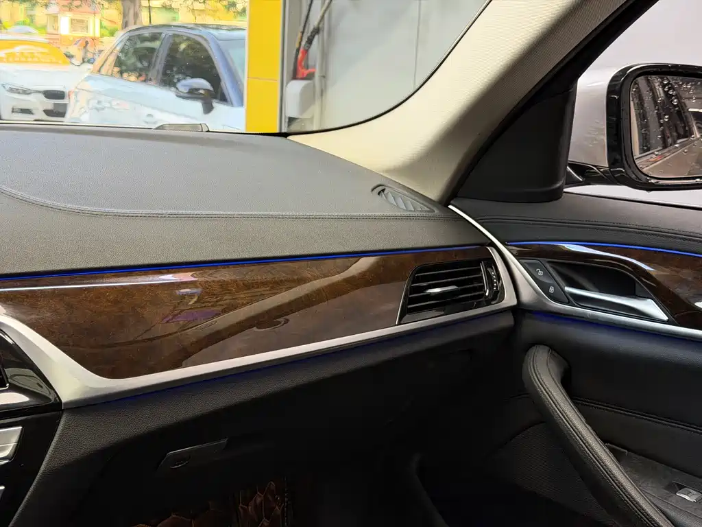 BMW 5 Series 2018 — фото 14