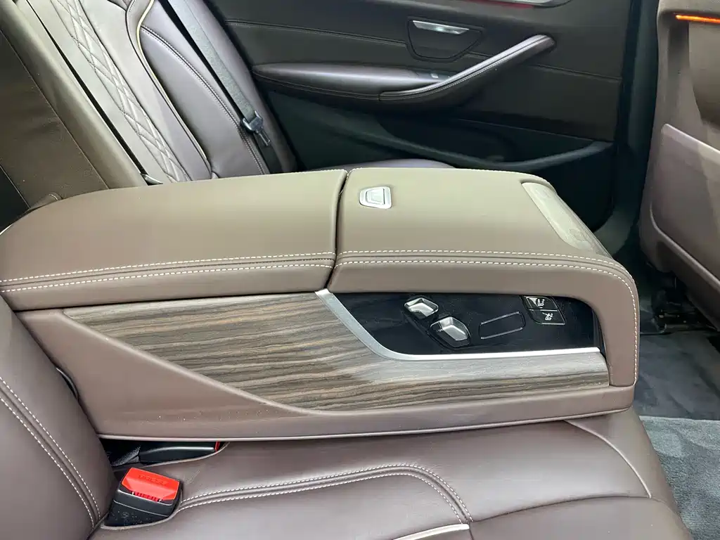 BMW 5 Series 2018 — фото 13
