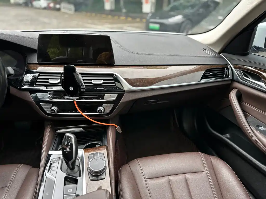 BMW 5 Series 2019 — фото 14