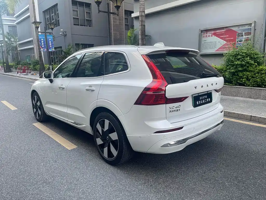 Volvo XC60 PHEV 2025 — фото 10