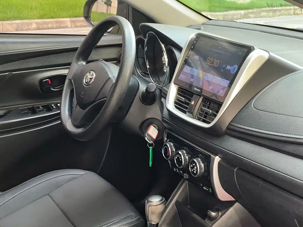 Toyota Yaris L 2017 — фото 19