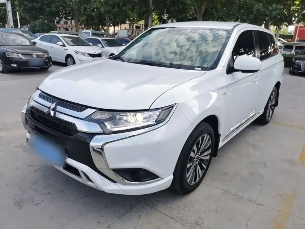 Mitsubishi Outlander 2022 — фото 2