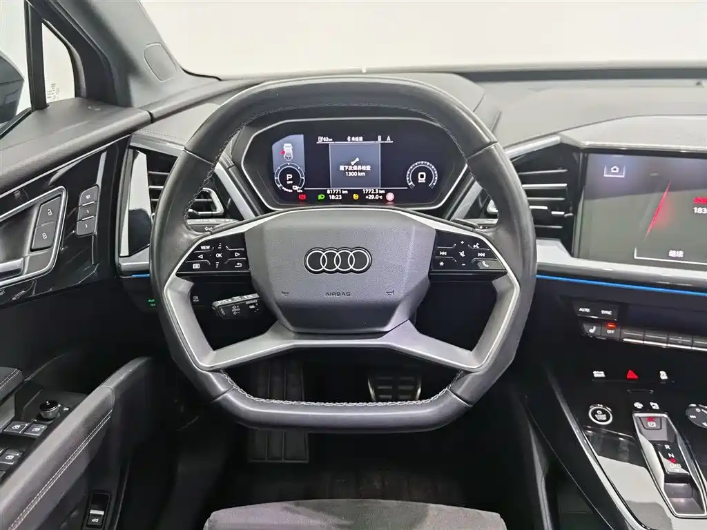 Audi Q4 e-tron 2023 — фото 11