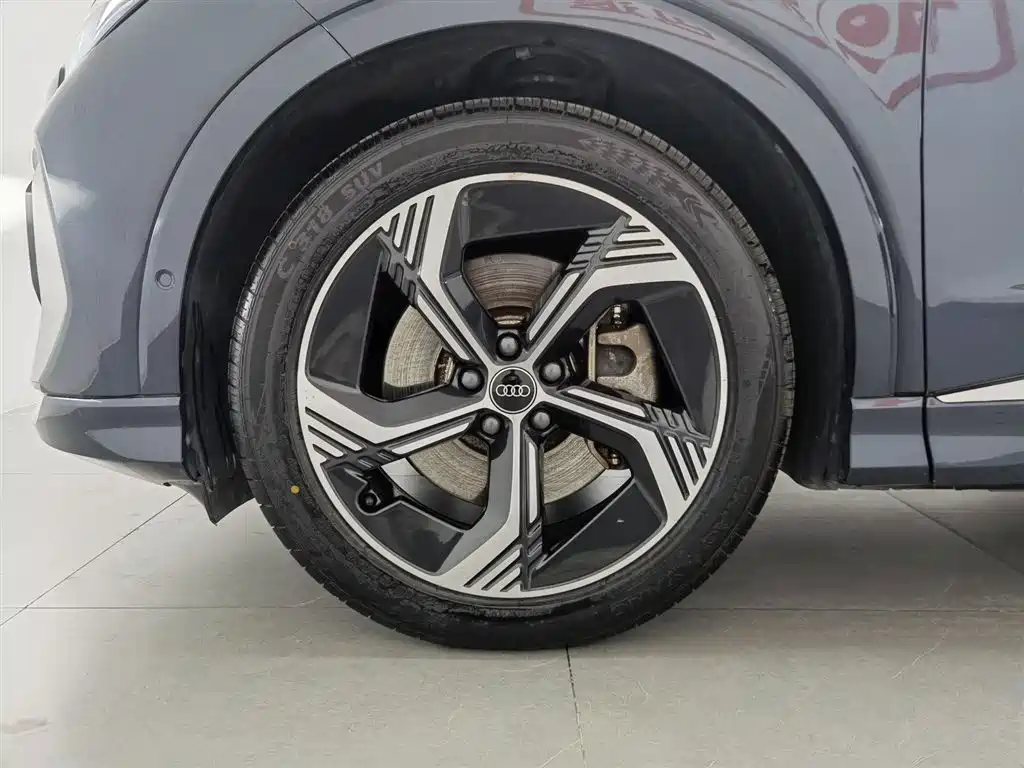 Audi Q4 e-tron 2023 — фото 17