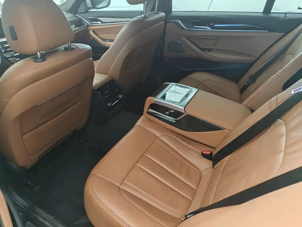 BMW 5 Series 2020 — фото 11