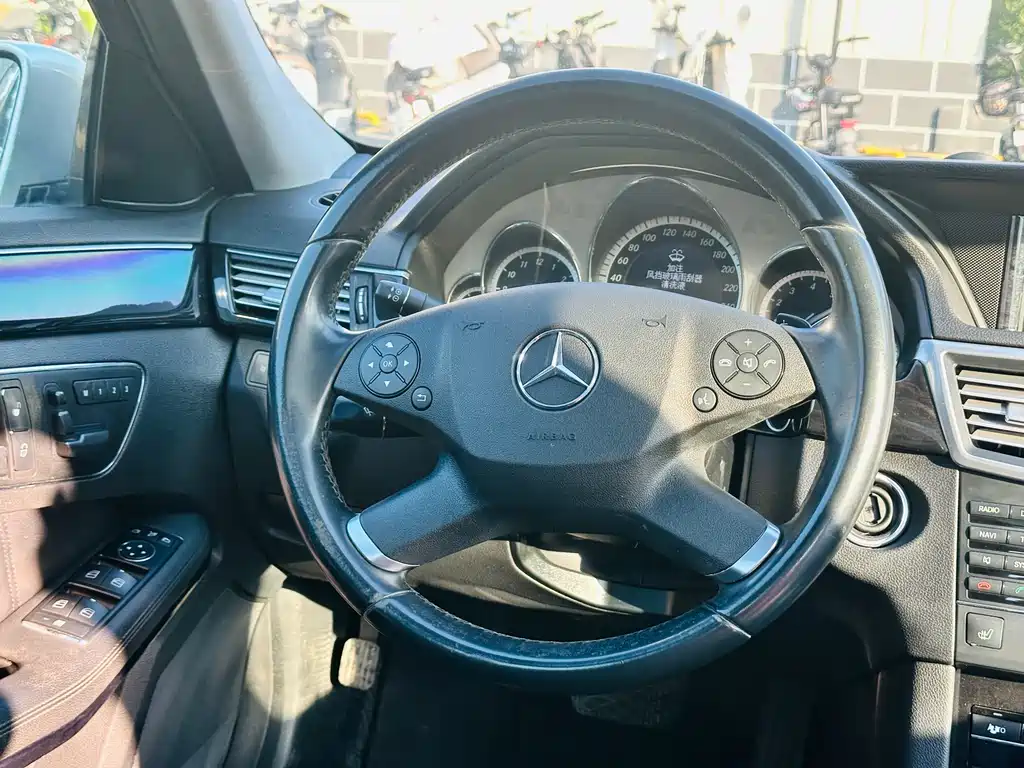 Mercedes-Benz E-Class 2010 — фото 20
