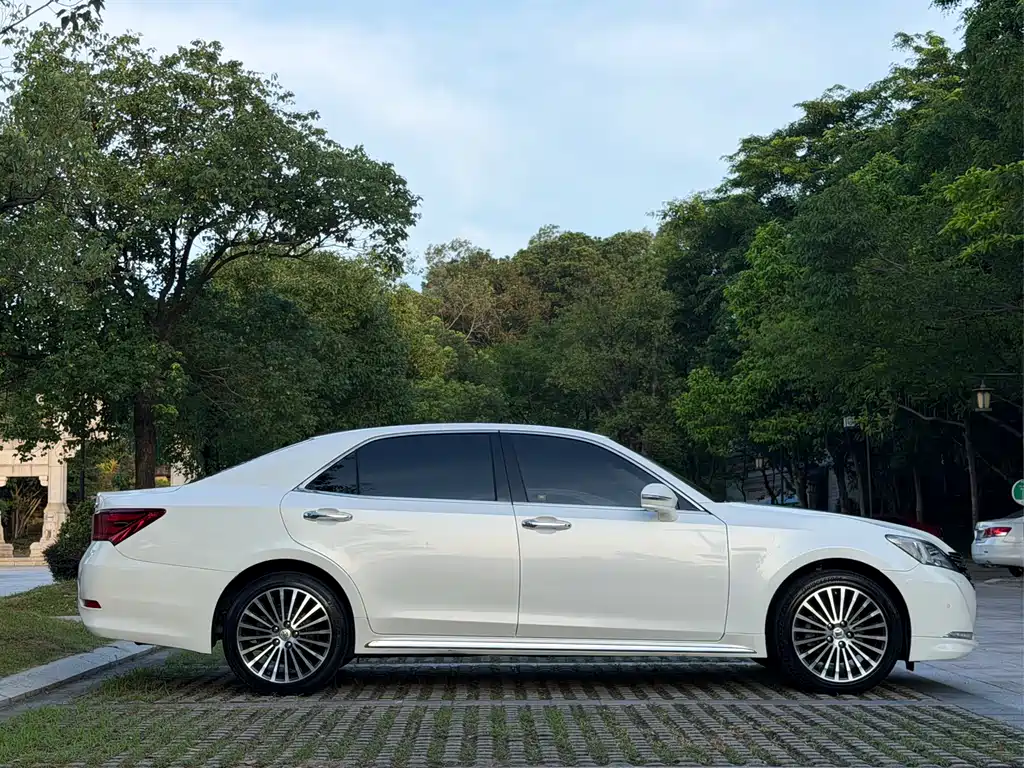 Toyota Crown 2018 — фото 4
