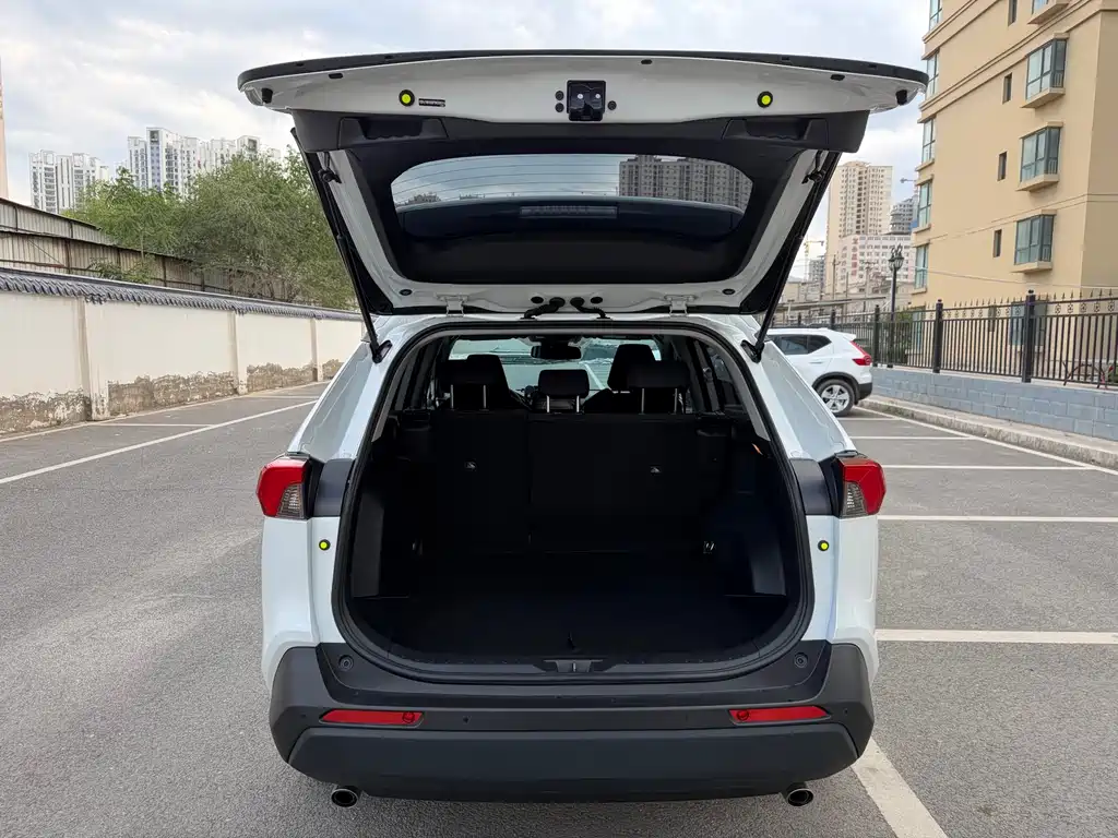 Toyota RAV4 2023 — фото 12