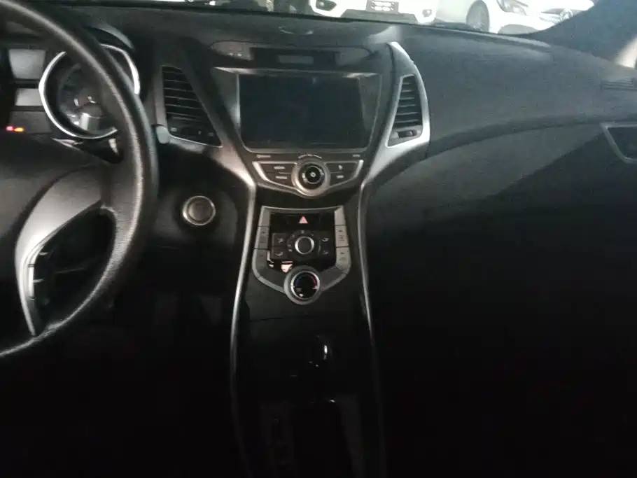 Hyundai Elantra 2015 — фото 16