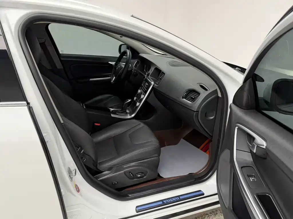 Volvo S60 2019 — фото 12