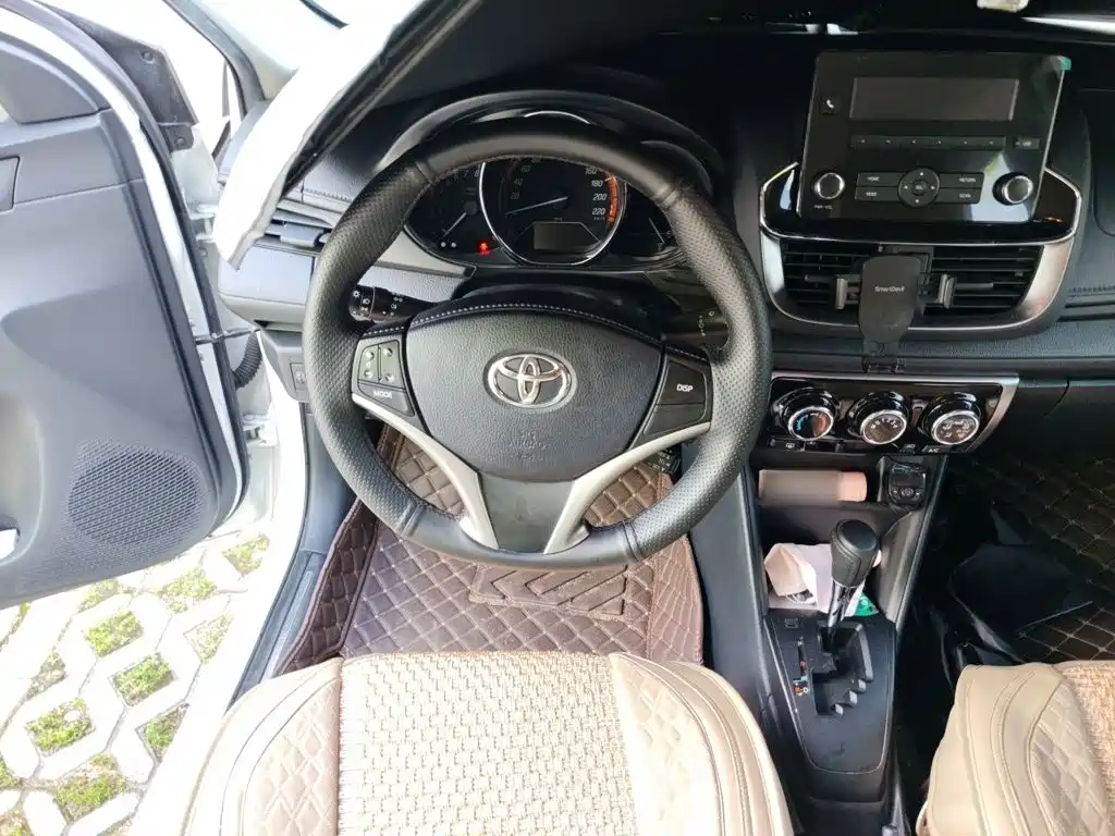 Toyota Yaris L 2023