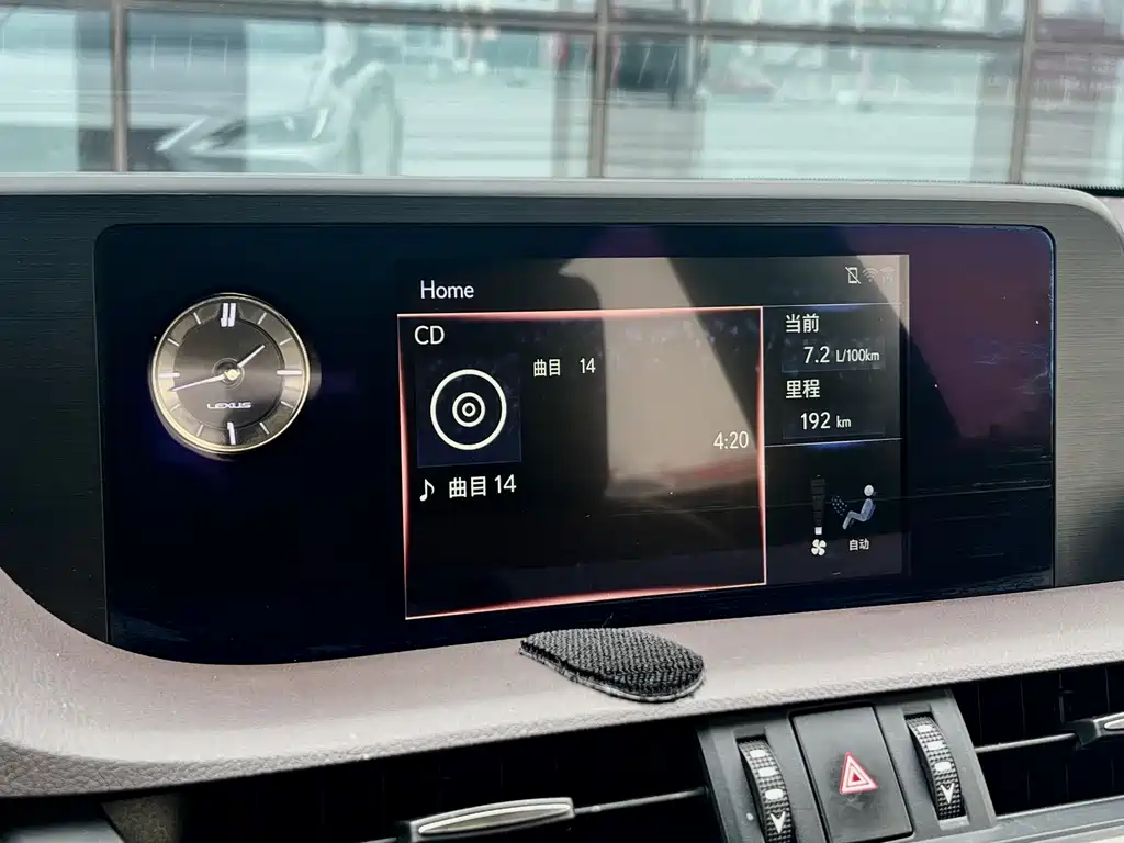 Lexus ES 2018 — фото 12