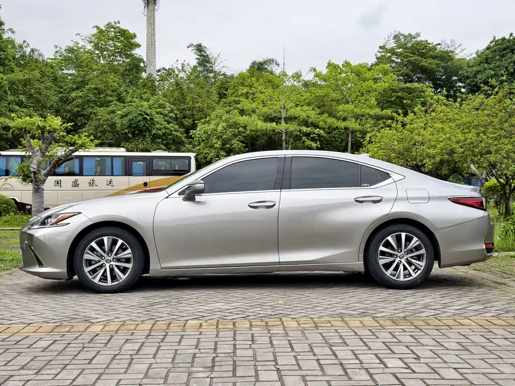Lexus ES 2019 — фото 6