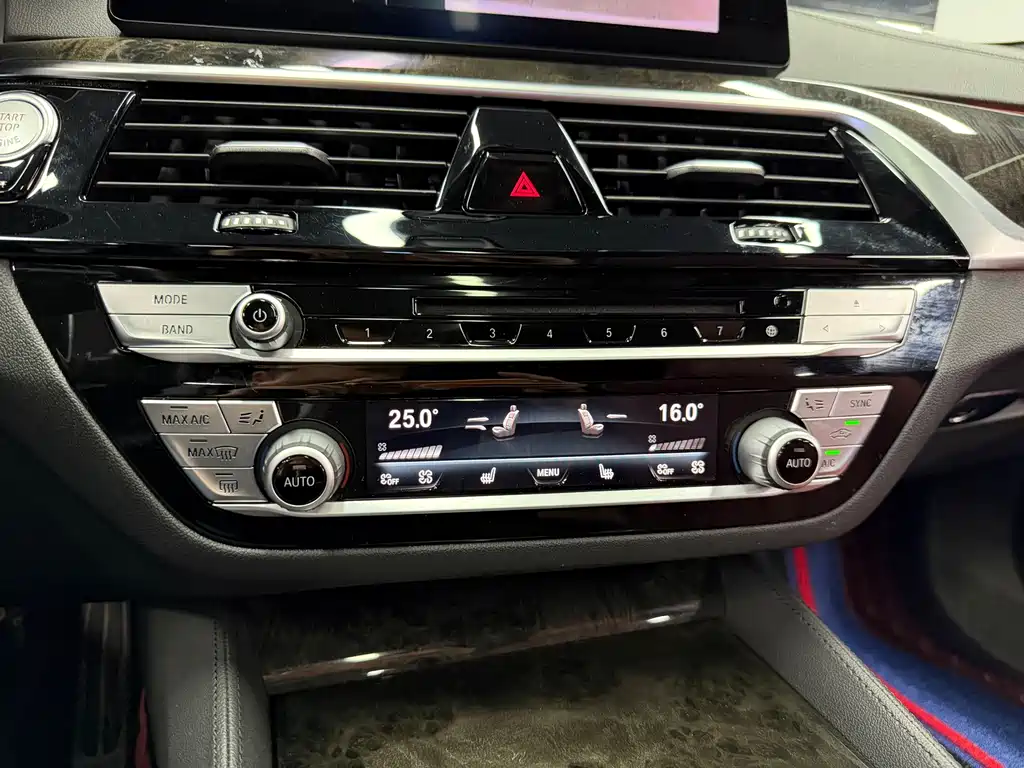 BMW 5 Series 2019 — фото 16