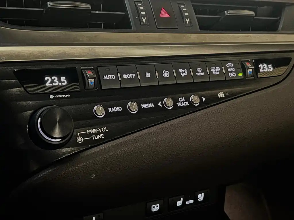Lexus ES 2018 — фото 15
