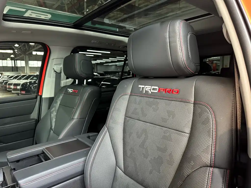 Toyota Sequoia 2023 — фото 13