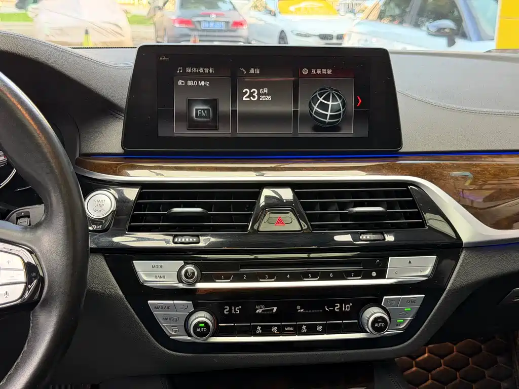 BMW 5 Series 2018 — фото 13
