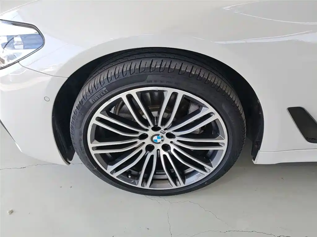 BMW 5 Series 2018 — фото 22