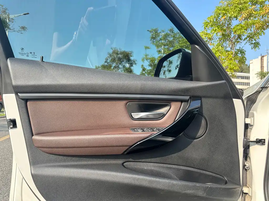 BMW 3 Series 2018 — фото 10