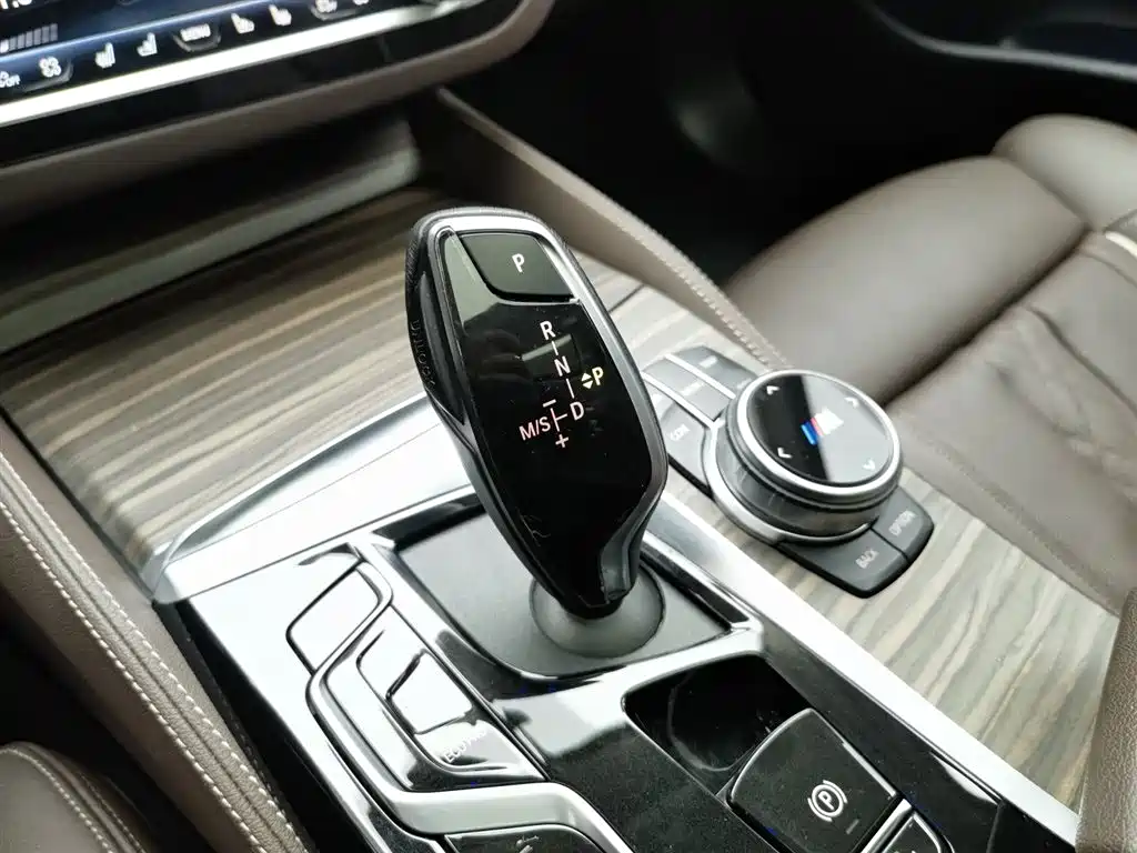 BMW 5 Series 2022 — фото 13