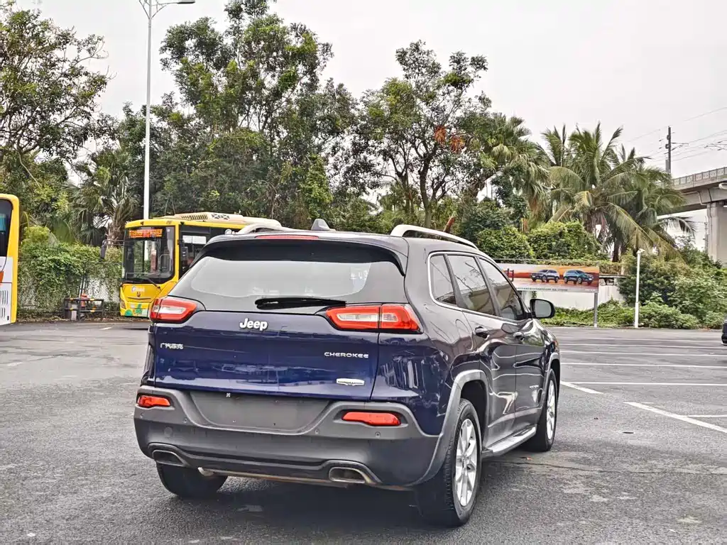 Jeep Cherokee 2016 — фото 9