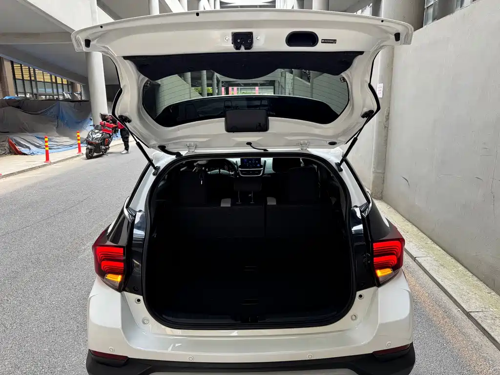 Toyota Yaris L 2023 — фото 17