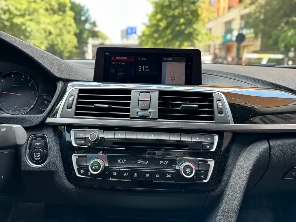 BMW 3 Series 2018 — фото 17
