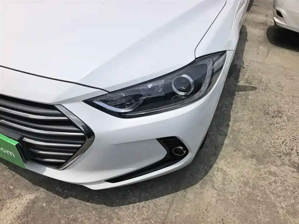 Hyundai Elantra 2018 — фото 10