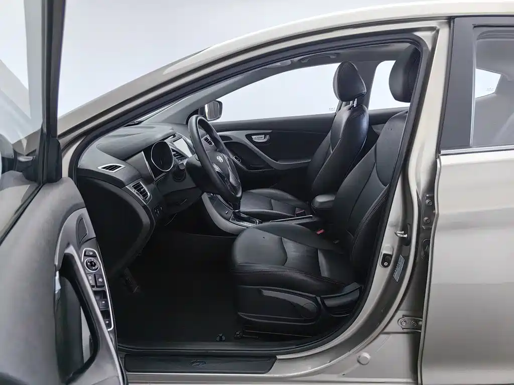 Hyundai Elantra 2016 — фото 10