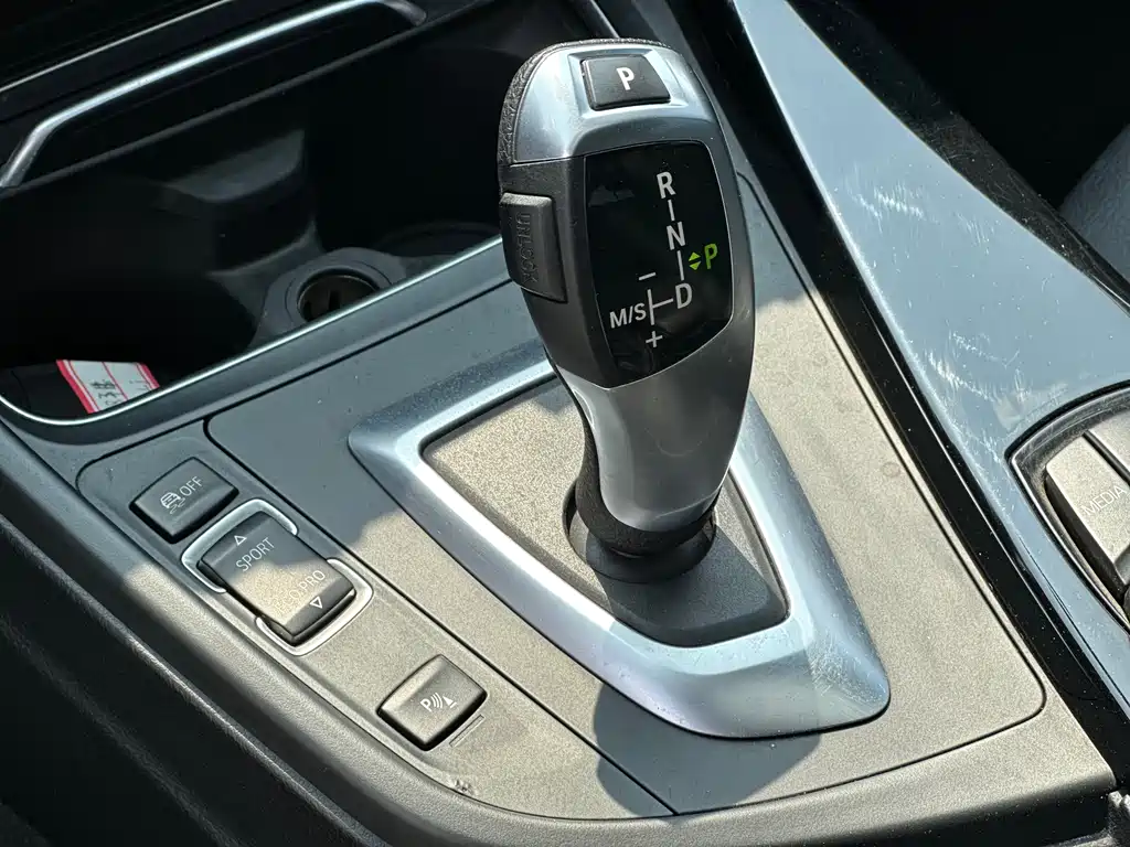BMW 3 Series 2018 — фото 15