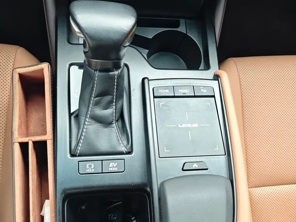 Lexus ES 2019 — фото 14