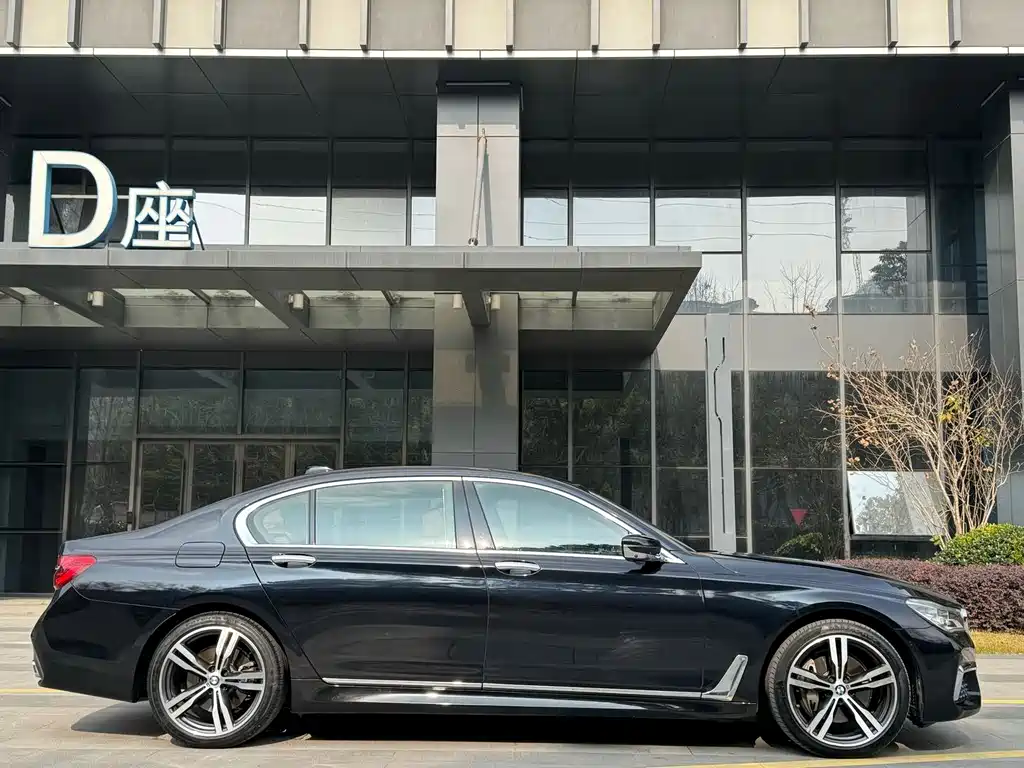BMW 7 Series 2017 — фото 9