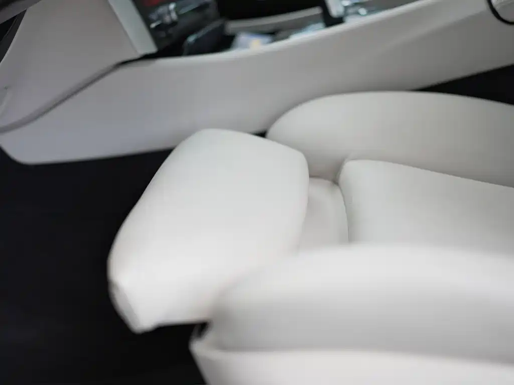 BMW 5 Series GT 2011 — фото 16