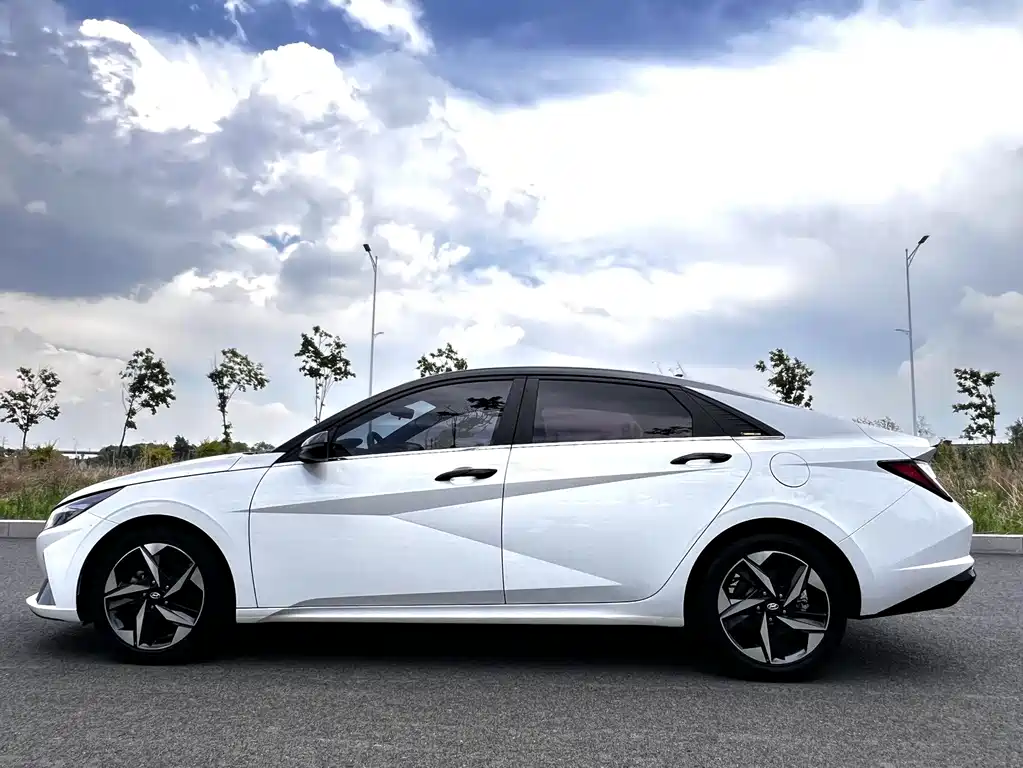 Hyundai Elantra 2022 — фото 9