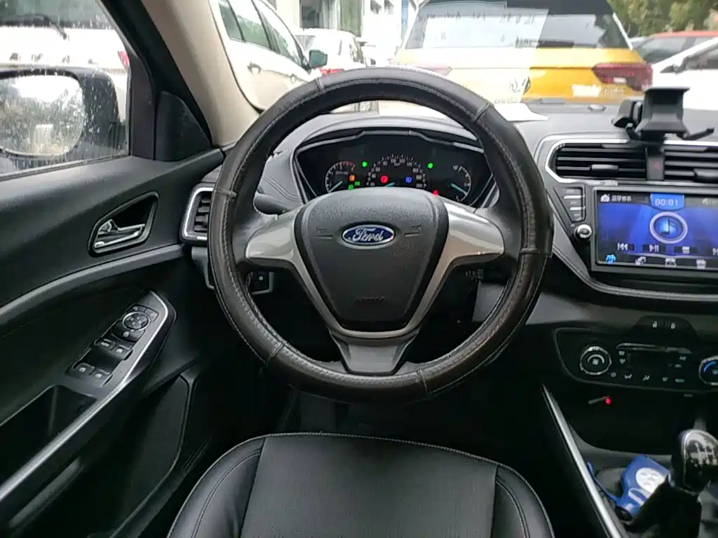 Ford Escort 2016 — фото 11