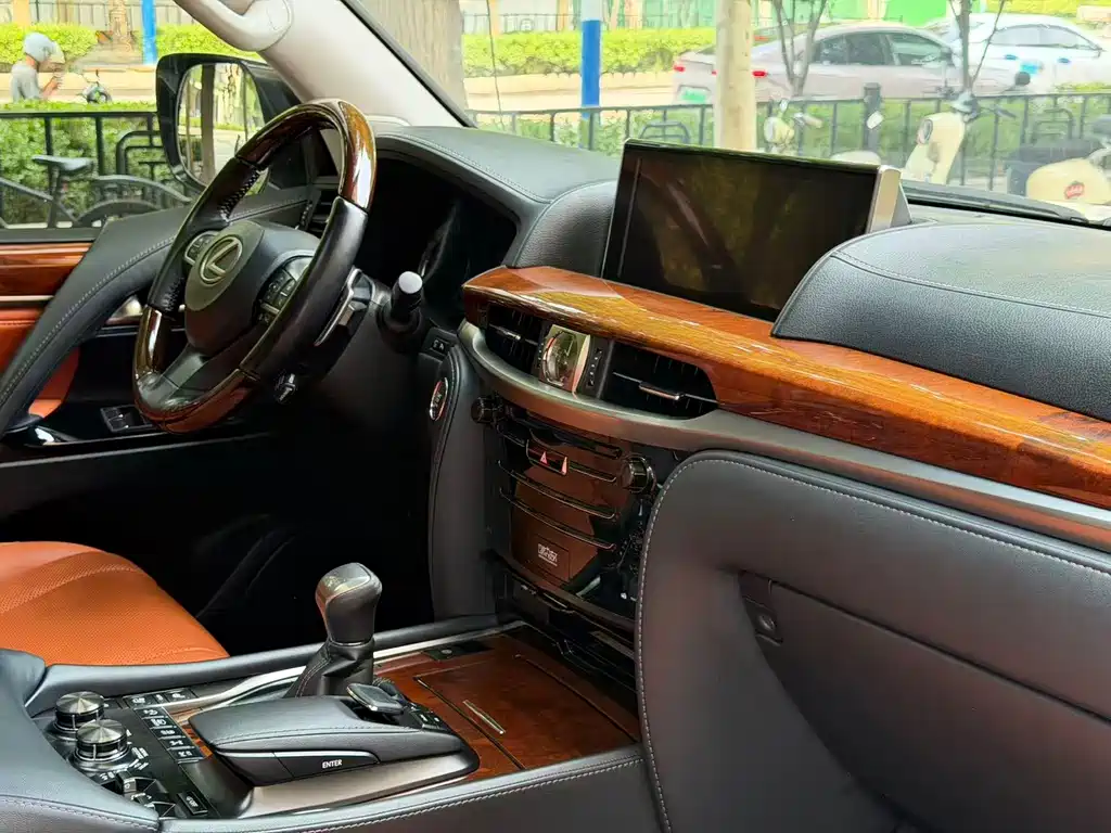 Lexus LX 2017 — фото 10