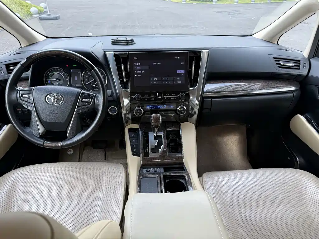 Toyota Vellfire 2023 — фото 10