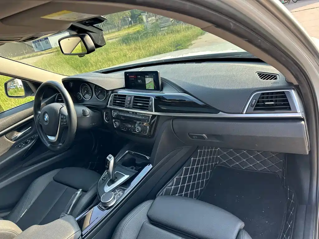 BMW 3 Series 2019 — фото 17