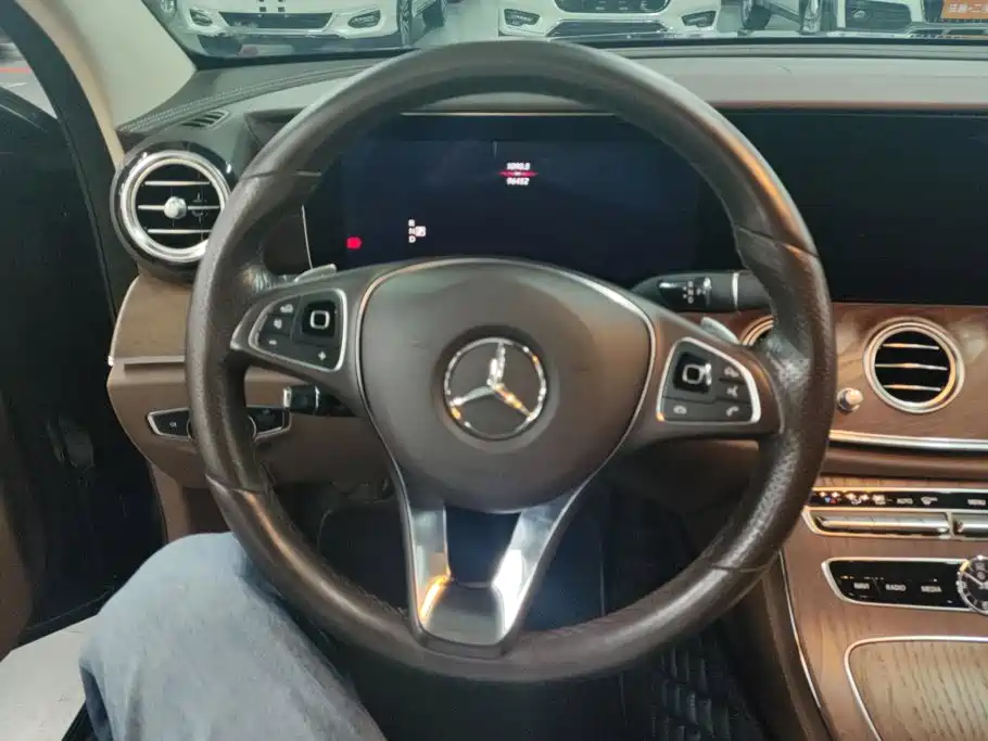 Mercedes-Benz E-Class 2018 — фото 15